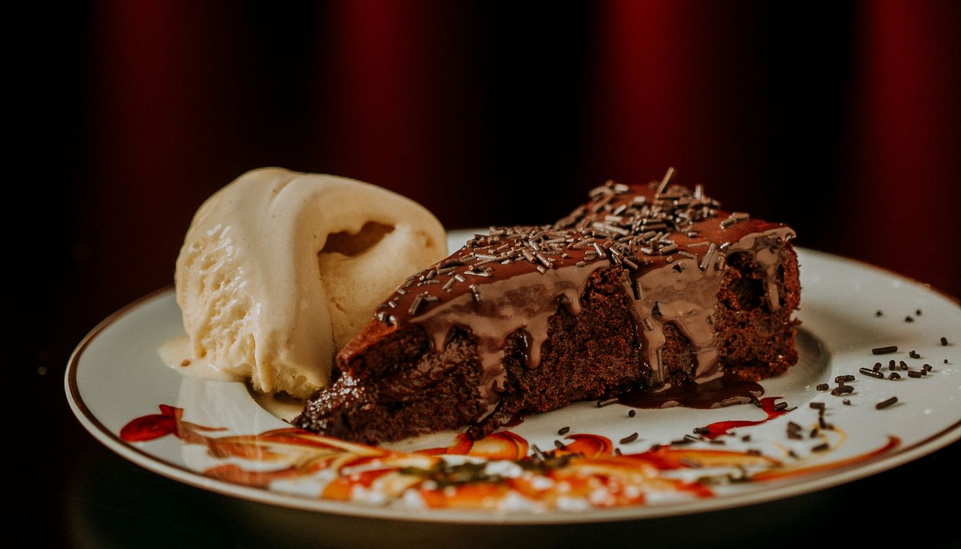 Bolo de chocolate cremoso com bola gelado - Zambeze Restaurante & Rooftop Bar